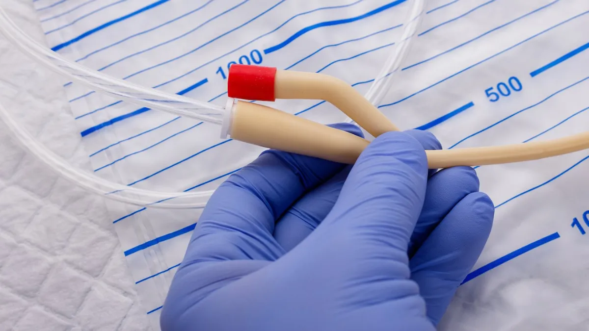  Enfermera esta colocando una donda vesical a paciente servicio realzado a domicilio Guayaquil-Ecuador de Enfermeros Guayaquil